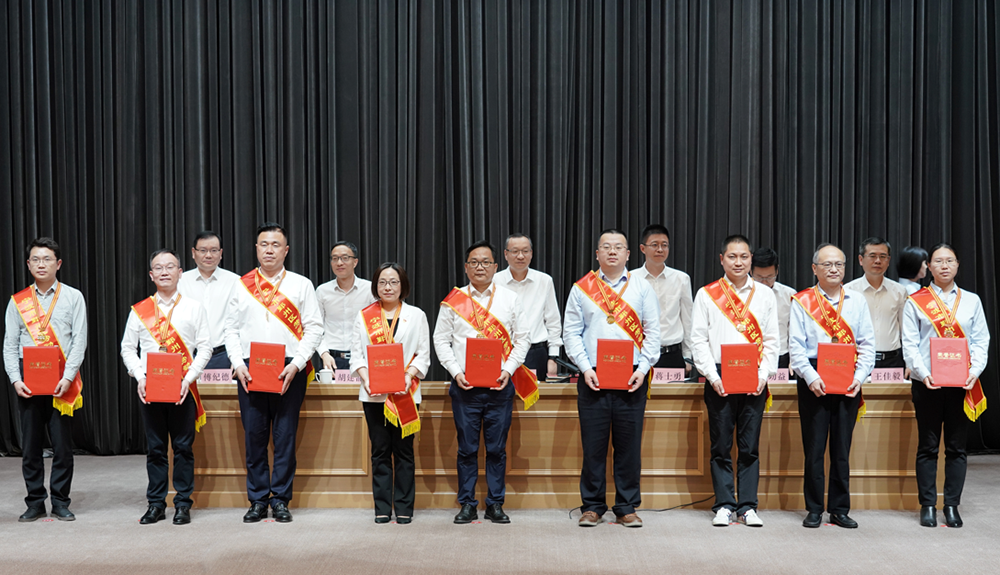熱烈祝賀董事長(cháng)康晴榮獲“鄞州區勞動(dòng)模范”稱(chēng)號(圖2)