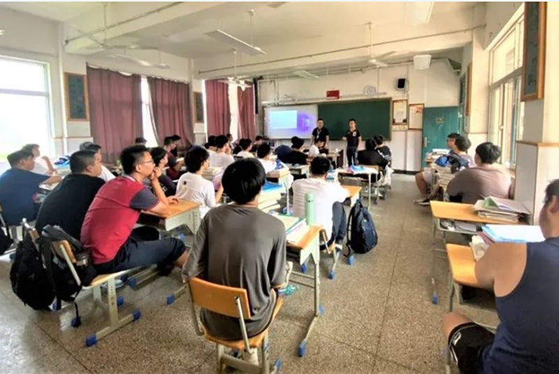 校企融合搭橋梁——工匠進(jìn)校上課啦！(圖1)