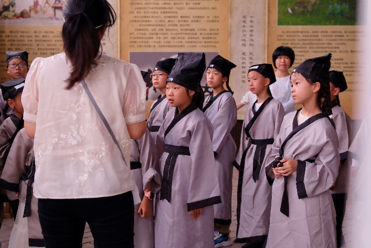 國學(xué)經(jīng)典 美好童行 | 公司舉行第七屆戶(hù)外家庭日暨端午活動(dòng)(圖2) 國學(xué)經(jīng)典 美好童行 | 公司舉行第七屆戶(hù)外家庭日暨端午活動(dòng)(圖2)