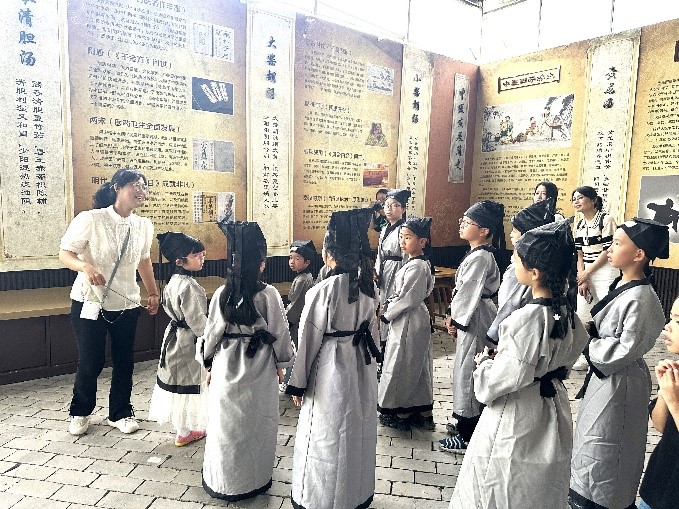 國學(xué)經(jīng)典 美好童行 | 公司舉行第七屆戶(hù)外家庭日暨端午活動(dòng)(圖3) 國學(xué)經(jīng)典 美好童行 | 公司舉行第七屆戶(hù)外家庭日暨端午活動(dòng)(圖3)