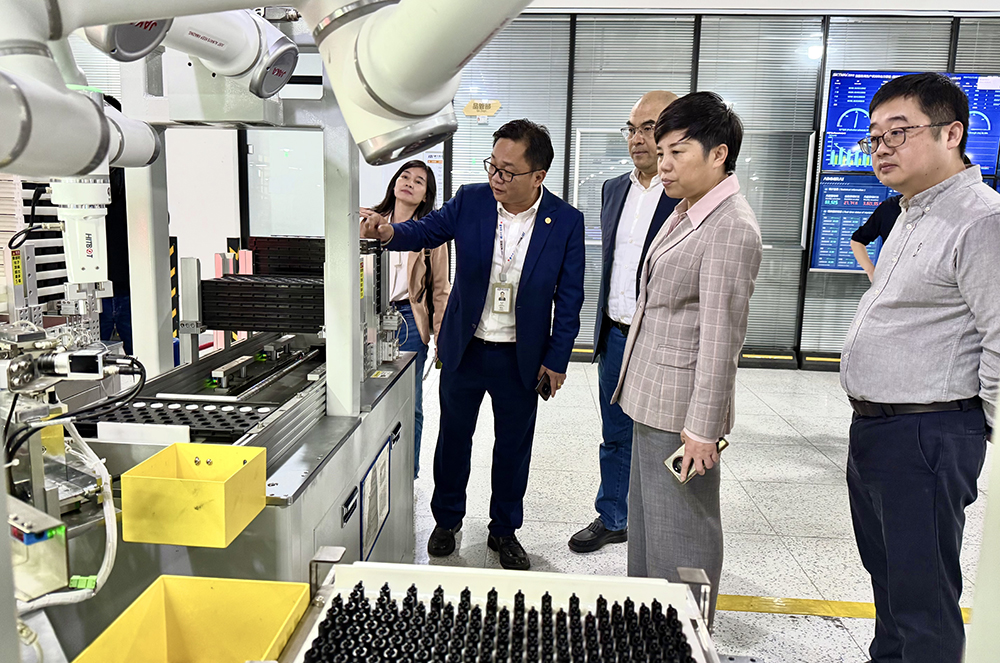 寧波市委統戰部副部長(cháng)、市工商聯(lián)黨組書(shū)記王建云一行蒞臨我司走訪(fǎng)調研(圖2)