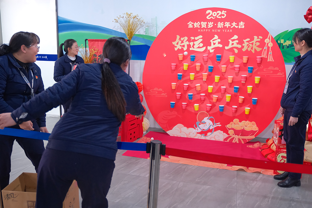 品八方風(fēng)味，享元宵喜樂(lè ) | 公司成功舉辦特產(chǎn)分享及元宵節活動(dòng) 品八方風(fēng)味，享元宵喜樂(lè )。2月12日，傳統元宵佳節，公司在食堂精心組織了“吃湯圓、賞花燈、品特產(chǎn)、投球贏(yíng)獎品”等一系列元宵活動(dòng)，節日氛圍濃厚(圖9)
