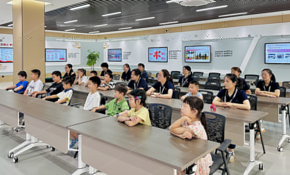 精華股份2025年暑期候鳥(niǎo)托管班溫馨開(kāi)班(圖1) 精華股份2025年暑期候鳥(niǎo)托管班溫馨開(kāi)班(圖1)